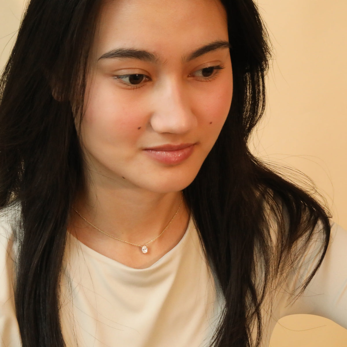 aanfoto 14 karaat gouden ketting met ovale diamant